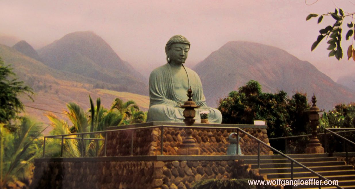 Buddhastatue vor bergigem Hintergrund