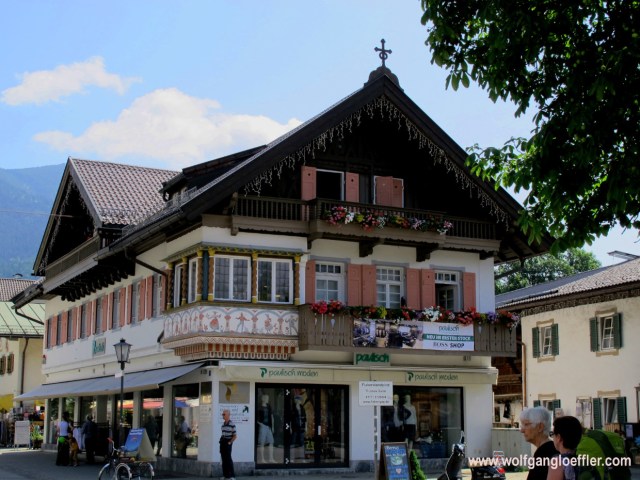 Ein typisch bayrisches Haus mit Erker und Balkon