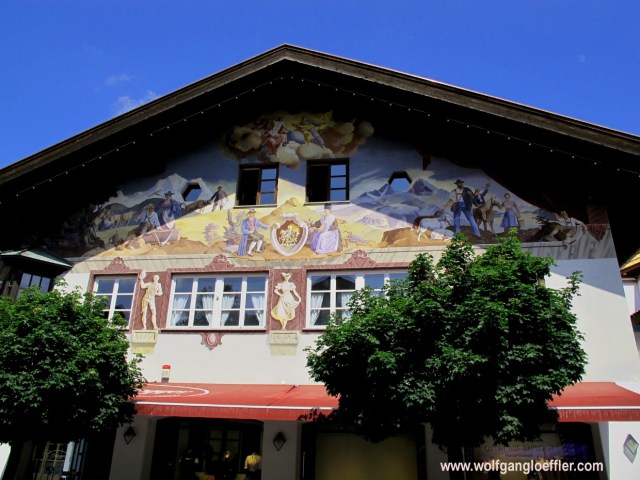 Die bunt bemalte Fassade eines typisch bayrischen Hauses