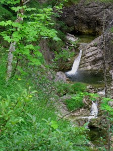 Zwei Wasserfälle hintereinander in einer Schlucht