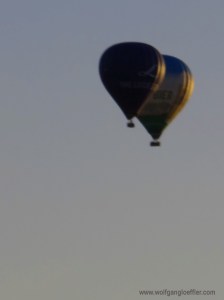 Zwei Heißluftballons bei einem fast Zusammenstoß