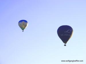 Zwei Heißluftballons vor blauem Himmel
