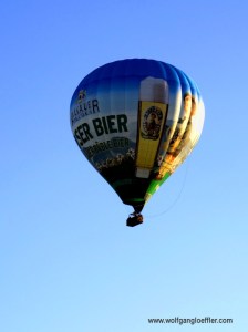 Ein Heißluftballon schwebt vor blauem Himmel