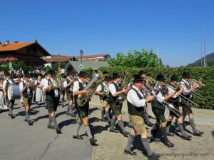 Eine Blaskapelle in bayrischer Tracht durch eine Straße