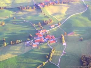 Ein kleines Dorf von oben