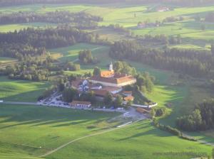 Luftaufnahme von Kloster Reutberg im Abendlicht