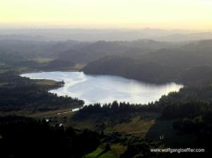 Luftaufnahme eines Sees von Wald umgeben