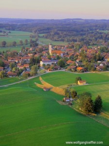 Luftaufnahme eines bayrischen Dorfes
