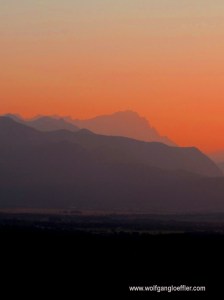 Blick auf die Zugspitze im dramatischen Sonnenuntergang