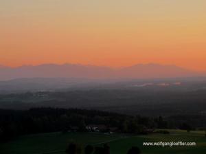 Luftaufnahme vom Alpenpanorama im dramatischen Sonnenuntergang