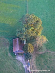 Luftaufnahme einer Scheune mit Bäumen