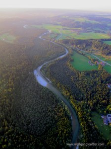 Luftaufnahme der Isar umgeben von Wald