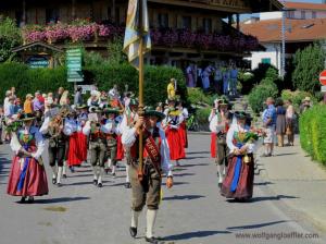 Eine Musikkapelle in bunter Tracht beim Umzug