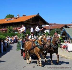 Auf einem Pferdewagen stehen Männer mit Peitschen