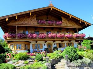 Ein typisch bayrisches Bauernhaus mit viel Geranien