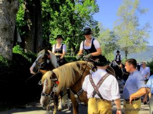 Zwei Frauen im Dirndl auf Pferden