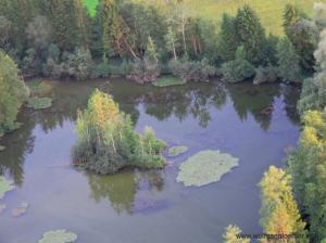 Luftaufnahme eines Sees mit kleiner Insel