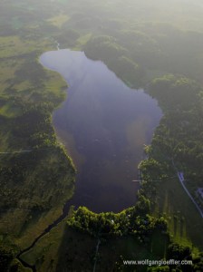 Luftaufnahme des Kirchsees bei Bad Tölz