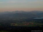 Panoramablick über die Voralpen und hohe Gipfel im Hintergrund