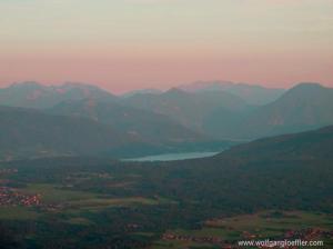 Panoramablick über den Tegernsee und die Berge im Abendrot