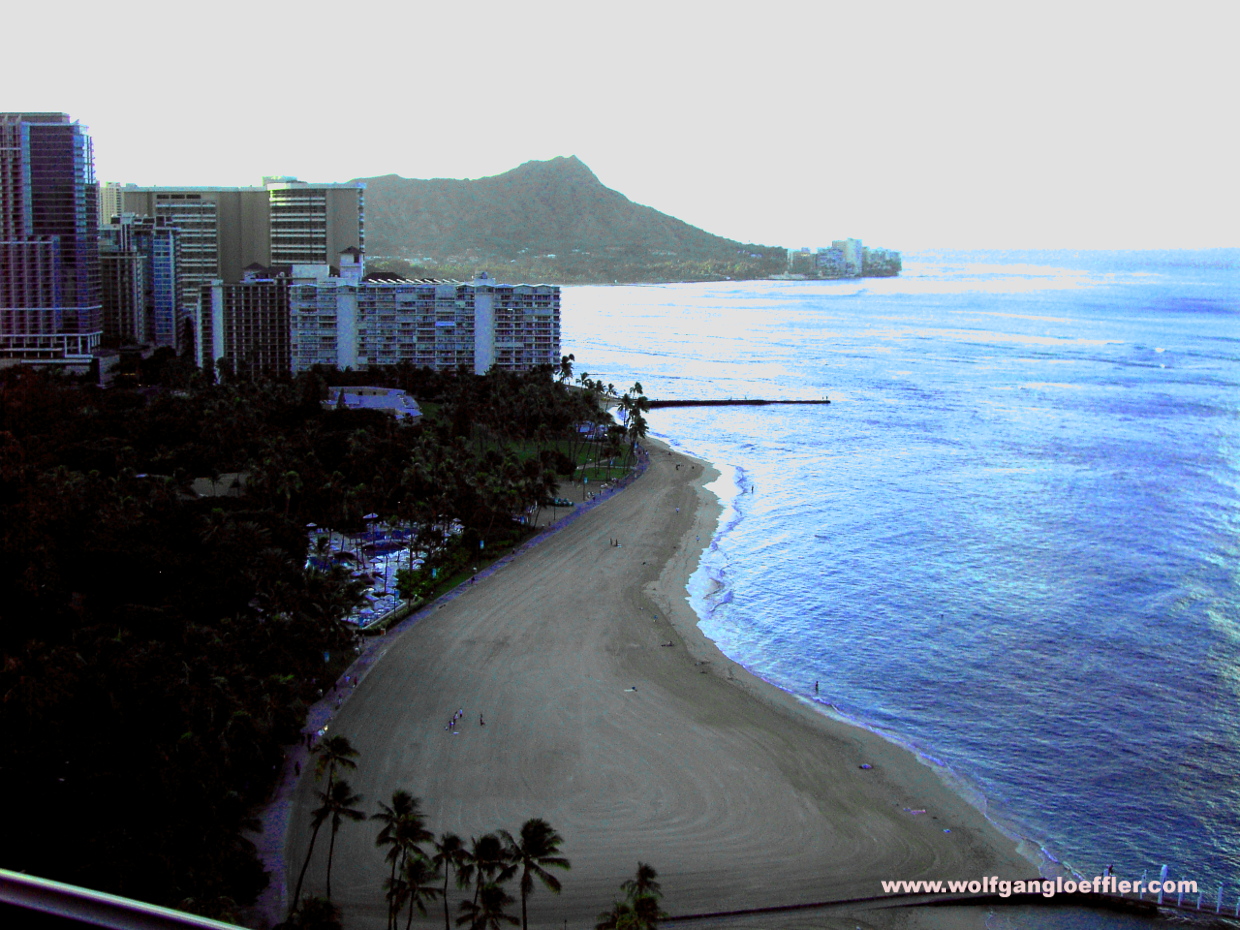 Blick aus einem erhöhten Fenster über den Waikiki Beach zum Diamond Head Krater