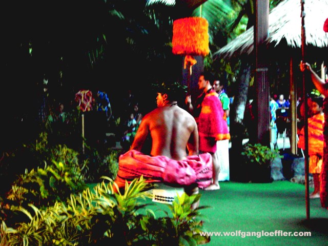 Ein hawaiianischer Häuptling begrüßt seine Gäste