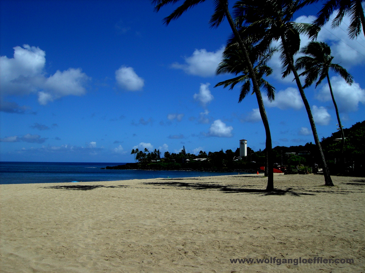 Ein einsamer, weißer Strand am North Shore von Oahu
