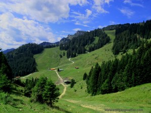 Blick über ein Hochtal mit Almhütten