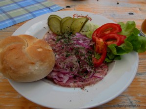 Teller mit Pressack, Saltdeko und Semmel