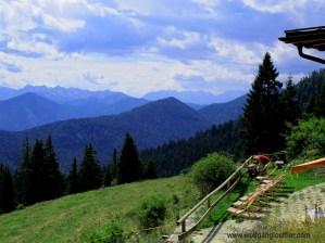 Blick über eine Terrasse mit den Gipfeln des Karwendel im Hintergrund