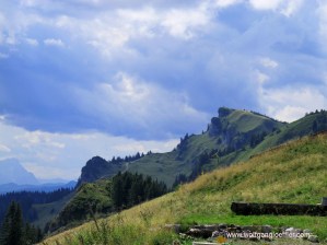Blick vom Brauneck auf den Gipfel des Latschenkopfs