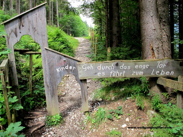 Niedriges Tor als Zugang zum Besinnungsweg