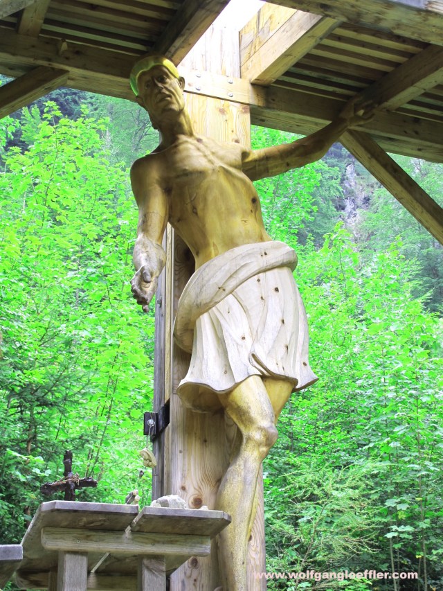 Ungewöhnlich geschnitzte Christusfigur