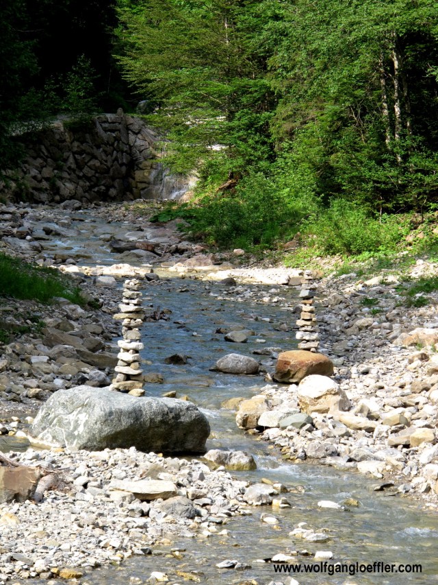Steinmanderl an einem Bach