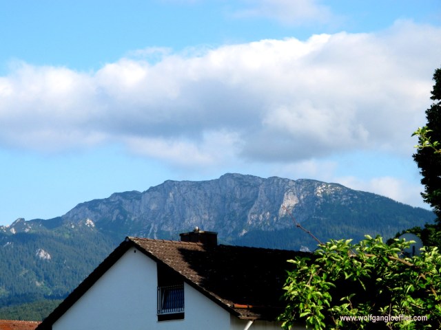Blick auf den Gipfle vom Bahnhof in Benediktbeuren.