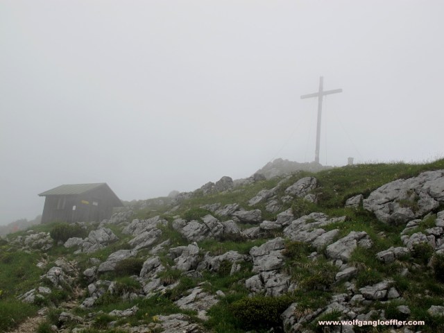 Das Gipfelkreuz der Benediktenwand im Nebel
