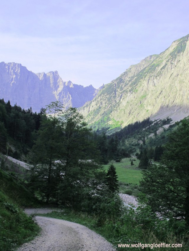 Tal umgeben von hohen Felswänden
