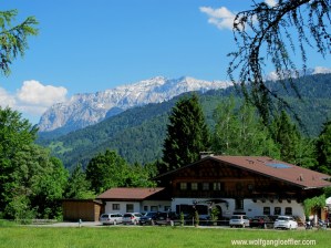 Almgasthof vor eindrucksvoller Bergkulisse im Werdenfelser Land
